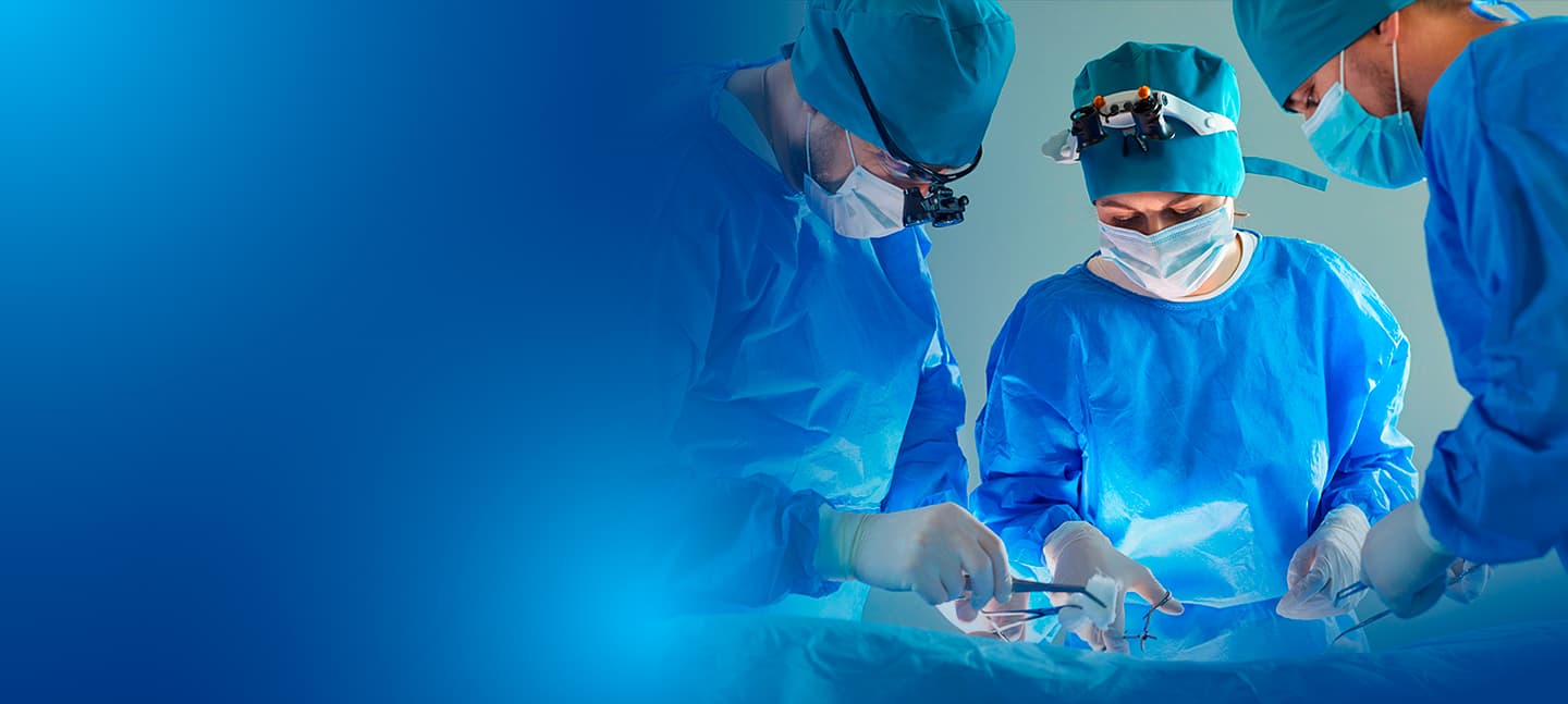 Equipo médico quirúrgico trabajando en sala de cirugía