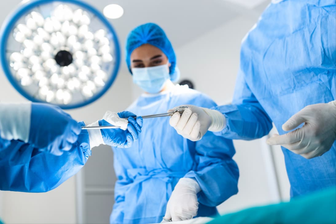 Personal médico utilizando instrumentos quirúrgicos